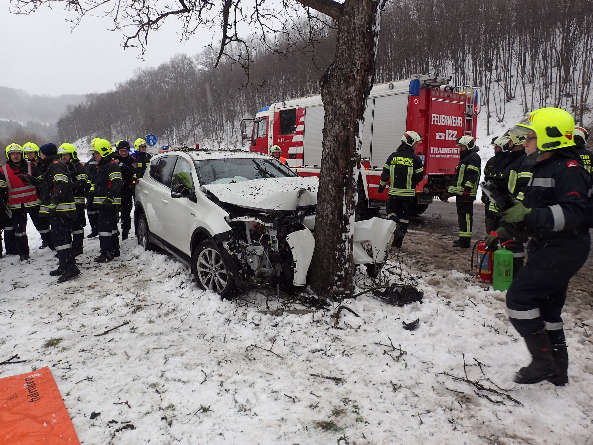 Verkehrsunfall mit 1 eingeklemmten Person auf B39