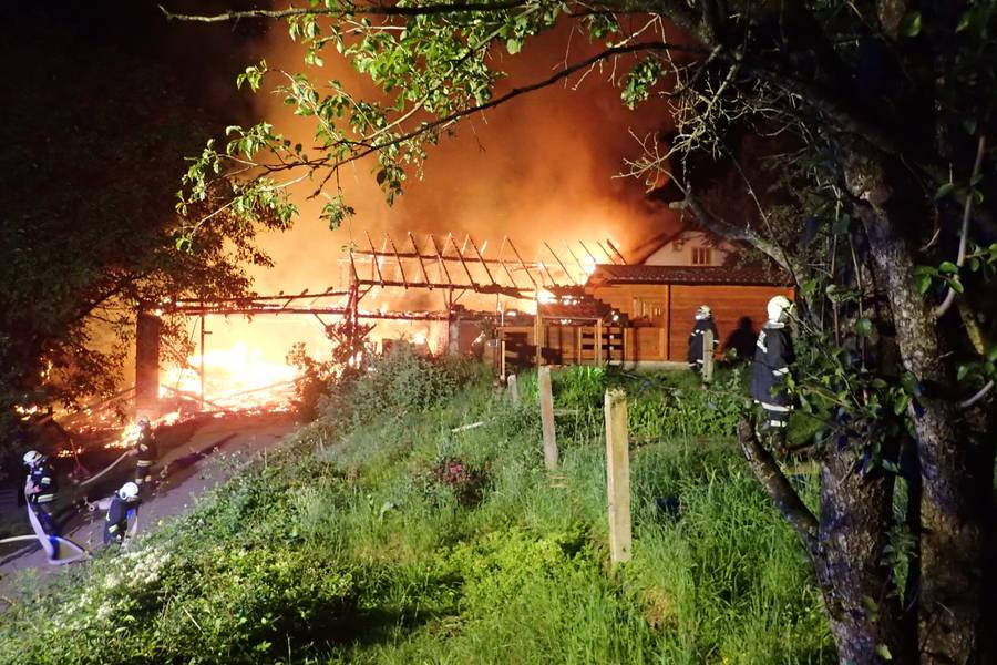 19.07.2016 Vollbrand eines Wirtschaftsgebäudes in Eschenau 50b6027e31.jpg